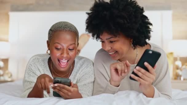 Freunde Telefone Und Mädchen Nächtigen Den Sozialen Medien Glücklich Lächelnd — Stockvideo