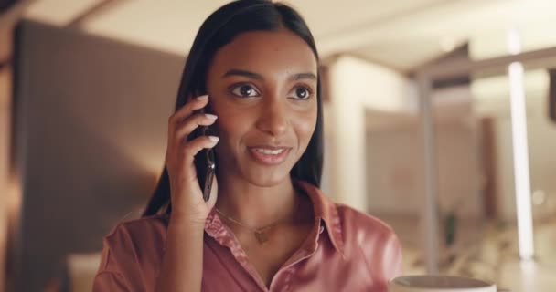 Bonne Femme Affaires Sur Appel Téléphonique Dans Bureau Avec Une — Video
