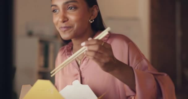 Notte Lavoro Mangiare Ramen Donna Con Scatola Cinese Mentre Lavora — Video Stock