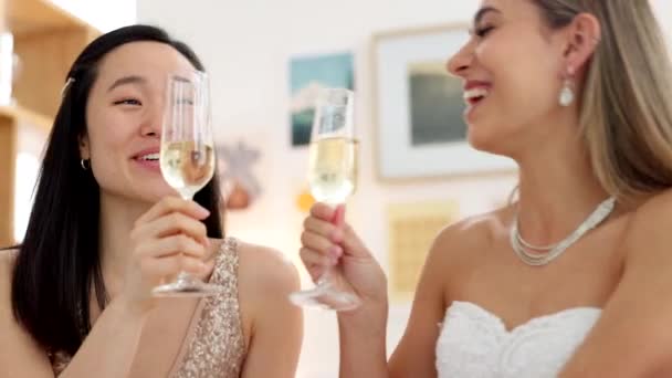 新娘和吐司与一个女人和她的伴娘在婚礼或庆祝活动前喝香槟 庆祝与年轻的女性与朋友一起笑 — 图库视频影像