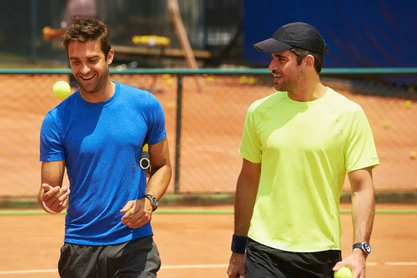 Deras Vänner Och Stora Rivaler Planen Två Manliga Tennisspelare Planen — Stockfoto