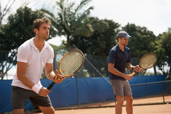 彼らの友人や裁判所の偉大なライバル コート上の2人の男子テニス選手 — ストック写真