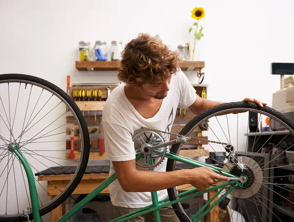 给那辆旧自行车套上衣服 一个自信的年轻自行车修理工 — 图库照片