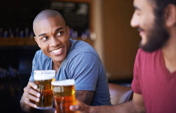 ご機嫌よう バーで酒を飲んでいる若い友人の — ストック写真