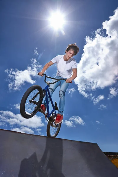 Oefenen Voor Games Een Tiener Jongen Paardrijden Een Bmx Een — Stockfoto