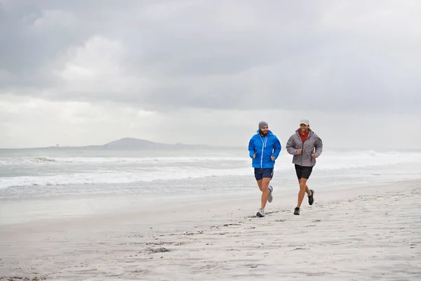Ranní Běh Pláži Kamarádem Dlouhý Záběr Dvou Mužů Jogging Spolu — Stock fotografie