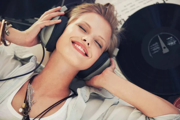 Música Como Sentimentos Soam Uma Bela Jovem Mulher Sorrindo Enquanto — Fotografia de Stock