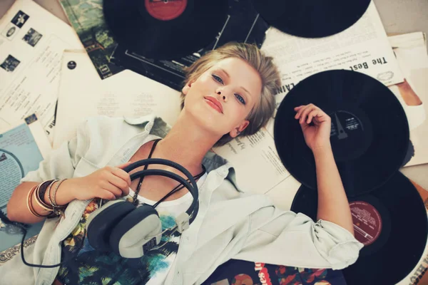 Hay Satte Rekord Vacker Ung Kvinna Som Lyssnar Musik Medan — Stockfoto