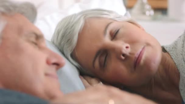 Seniorenpaar Ruhe Und Schlaf Bett Sich Entspannen Mittagsschlaf Halten Und — Stockvideo