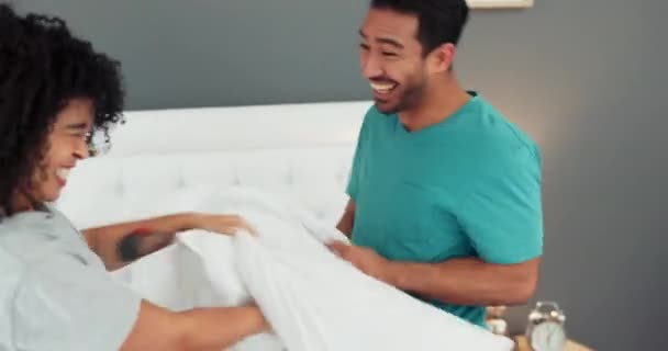 Подушка Бійка Щаслива Пара Спальня Грають Разом Посміхаються Щастям Вдома — стокове відео