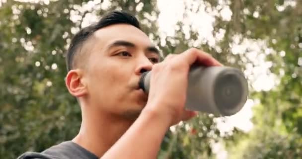 Drinkwater Kalme Outdoor Man Uit China Natuur Die Rust Voelt — Stockvideo