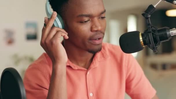 Siyahi Adam Radyo Mikrofonu Podcast Fikirleri Seyirci Röportajı Soruları Medya — Stok video