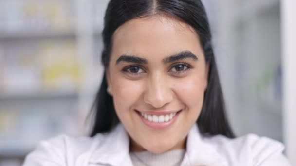 Healthcare Γυναίκα Χαμόγελο Και Ιατρική Στα Χέρια Του Γιατρού Φαρμακοποιού — Αρχείο Βίντεο