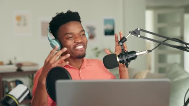Αφρικανός Παρουσιαστής Ραδιοφώνου Μιλάει Μικρόφωνο Στο Στούντιο Του Σπιτιού Του — Αρχείο Βίντεο