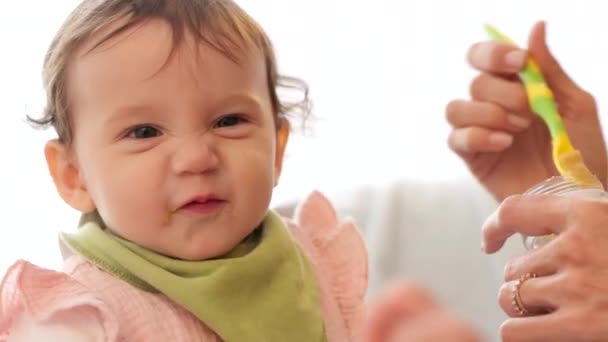 Happy Baby Meisje Met Eten Gezicht Leuke Glimlach Grappige Domme — Stockvideo