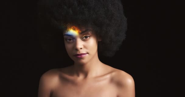Pryzmat Tęczy Refleksji Światła Czarnej Modelce Kreatywnej Artystycznej Oświetleniowej Instalacji — Wideo stockowe