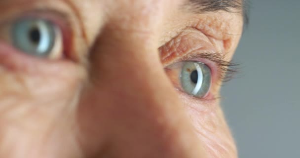 Mujer Mayor Ojos Azules Pestañas Piel Arrugada Pensando Fondo Estudio — Vídeo de stock