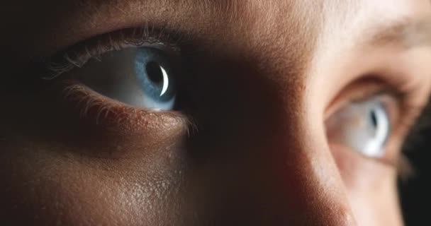 Глаза Зрение Женщина Мыслящим Лицом Концентрацией Сканирования Глаз Белым Светом — стоковое видео