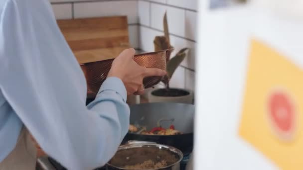 Comida Salud Cocina Por Una Mujer Una Cocina Con Verduras — Vídeo de stock