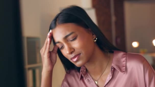 Kopfschmerzen Stress Und Burnout Geschäftsfrau Indische Frau Büro Mit Depressionen — Stockvideo