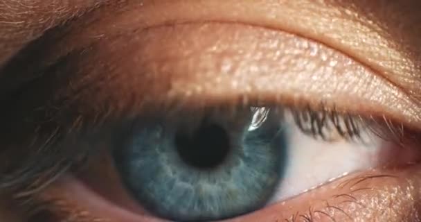 Blue Eye Zoom Visione Modello Pensante Che Sembra Triste Stress — Video Stock