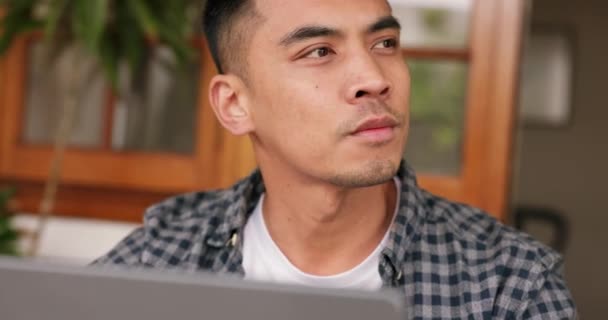 Fókusz Gondolkodás Fiatal Férfi Laptop Dolgozni Otthoni Iroda Tervezés Internetes — Stock videók