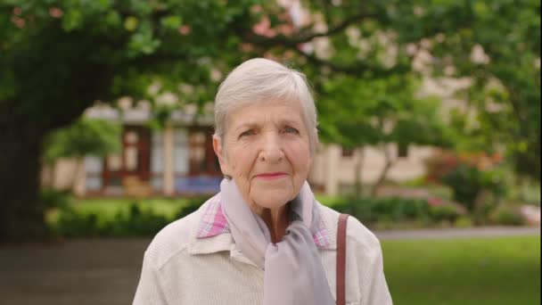 Porträtt Äldre Kvinna Naturen Stående Ensam Ålderdomshemsträdgården Våren Senior Dam — Stockvideo