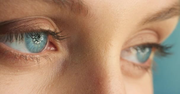 Me18 Zbliżenie Niebieskie Oczy Coraz Badanie Wzroku Naturalnym Kolorze Tęczówki — Wideo stockowe