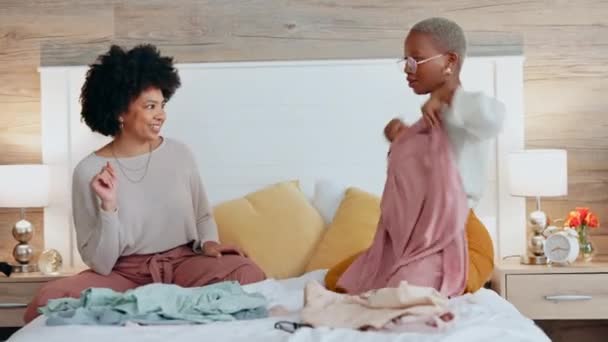 Fashion Kamar Tidur Dan Teman Teman Memilih Pakaian Untuk Anak — Stok Video