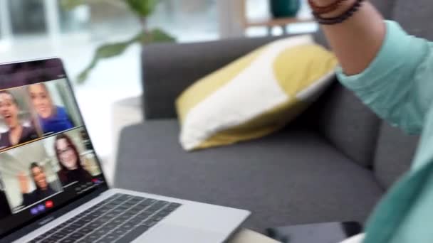 Férfi Laptoppal Videokonferencián Kanapén Miközben Otthonról Dolgozik Mosolyog Boldog Latin — Stock videók