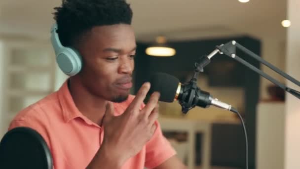 Podcast Siyahi Adam Nota Defterine Müzik Fikri Yazıyor Stüdyosunda Mikrofon — Stok video