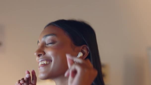 Música Dança Streaming Com Uma Jovem Ouvindo Fones Ouvido Fones — Vídeo de Stock