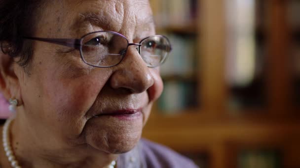 Старшая Думающая Грустная Женщина Психическим Здоровьем Слабоумием Альцгеймером Дома Пожилая — стоковое видео