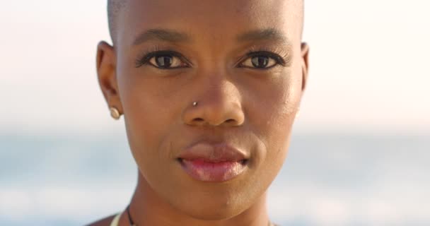 Šťastná Úsměv Tvář Portrét Černošky Řasami Zblízka Hrdý Afričan Sám — Stock video