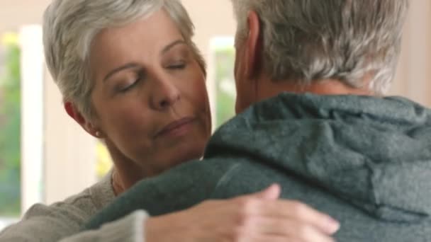 Liebe Unterstützung Und Umarmung Mit Einem Älteren Paar Das Sich — Stockvideo