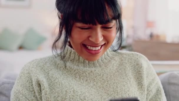 Redes Sociales Streaming Texto Mujer Negra Teléfono Riendo Relajarse Sofá — Vídeo de stock