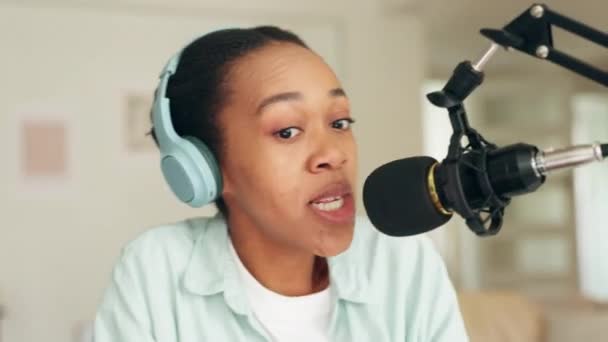 Mulher Influenciadora Podcast Comédia Falando Microfone Rádio Fones Ouvido Para — Vídeo de Stock