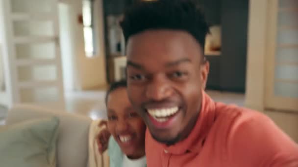 Chamada Vídeo Onda Amor Com Casal Negro Rindo Juntos Enquanto — Vídeo de Stock