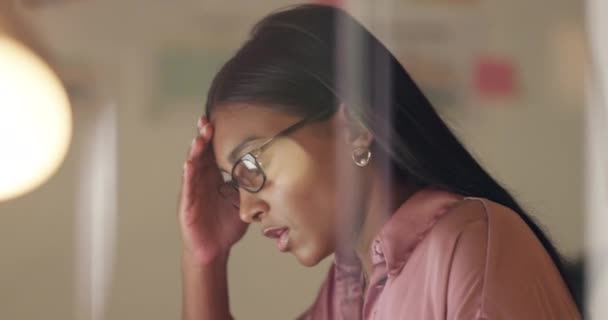 女商人因晚上工作而焦虑 紧张和头疼 在她的工作生涯中取得成功的压力可能会使雇员精神健康不佳 疲倦和抑郁 — 图库视频影像