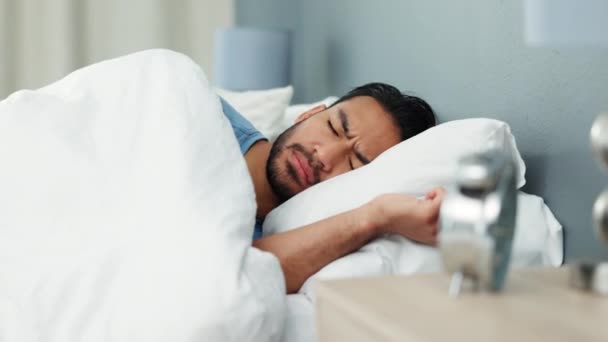 Hombre Cansado Con Despertador Cama Despertando Lunes Por Mañana Para — Vídeo de stock