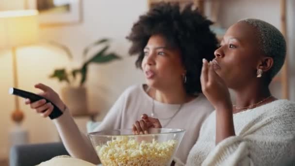 Przyjaciele Film Lub Jedzenie Popcornu Oglądanie Seriali Telewizyjnych Lub Abonamentowych — Wideo stockowe