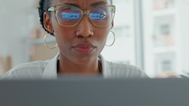 Donna Affari Pensare Idea Lavorare Computer Ufficio Startup Giovani Africani — Video Stock