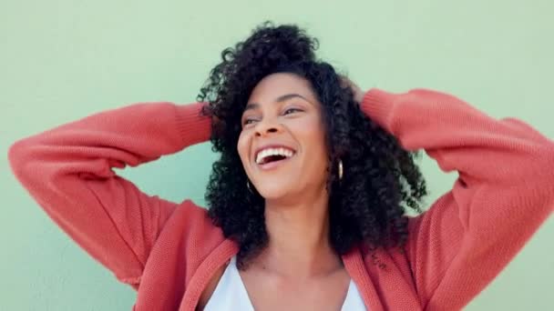 Liberdade Cabelo Feliz Com Uma Mulher Negra Brincando Com Seu — Vídeo de Stock