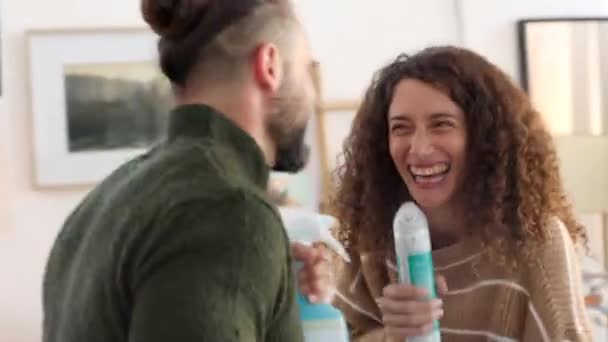 Limpeza Engraçado Casal Cantando Como Uma Banda Rock Star Usando — Vídeo de Stock