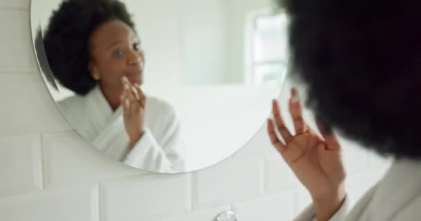 아프리카 여인들은 욕실의 거울을 얼굴에 물기를 묻히는 바르는데 행복하고 흥분된다 — 비디오