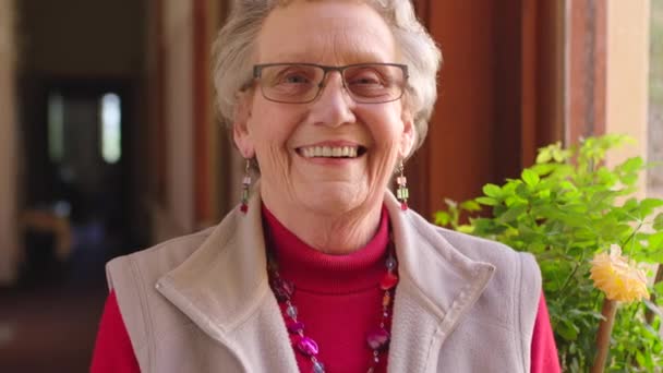 Sonrisa Mayor Mujer Feliz Anciana Una Residencia Ancianos Centro Salud — Vídeo de stock