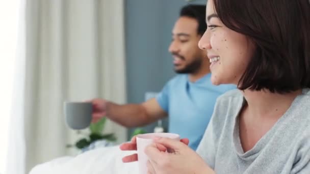 Pareja Mañana Café Cama Riendo Juntos Hablando Mientras Comparten Una — Vídeos de Stock