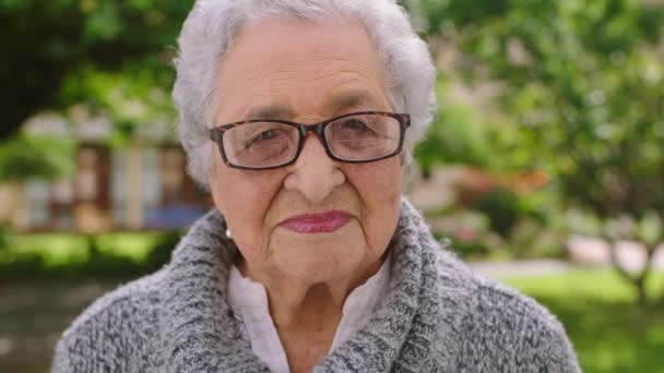 Ηλικιωμένη Γυναίκα Γυαλιά Και Πορτρέτο Μόνο Στο Πάρκο Υπερήφανη Και — Αρχείο Βίντεο