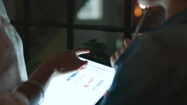 Les Femmes Tablette Analyse Données Dans Bureau Nuit Innovation Planification — Video