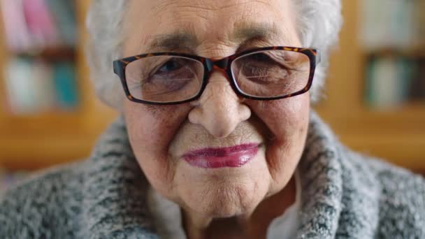 Χαρούμενη Ηλικιωμένη Γυναίκα Χαμόγελο Και Σοφία Γυαλιά Ένα Θολό Φόντο — Αρχείο Βίντεο
